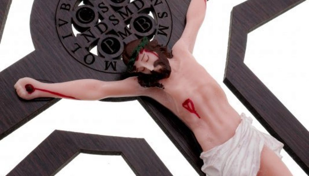 crucifixo-vazado-com-medalha-de-sao-bento-gravada-a-laser-e-cristo-em-resina-28cm-parede-9214
