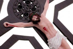 crucifixo-vazado-com-medalha-de-sao-bento-gravada-a-laser-e-cristo-em-resina-28cm-parede-9214