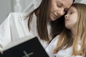 mae-de-tiro-medio-e-menina-com-biblia